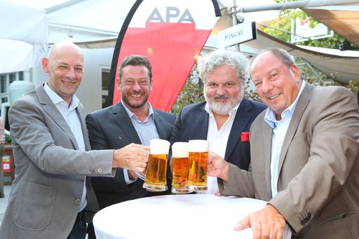  Beim „Bierigen“ im Alten AKH begrüßte die APA mehr
als 450 Gäste aus Medien und Kommunikation. V.l.n.r. Marcus Hebein,
Michael Lang, Johannes Bruckenberger und Werner Müllner
(APA-Chefredaktion)