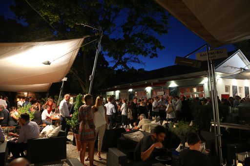 Vorschau Bild von Rund 450 Gäste genossen den lauen Sommerabend beim
APA-Bierigen im Alten AKH.