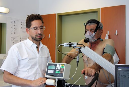 Vorschau Bild von Die Spiroergometrie zur Abklärung von Luftnot bei
körperlicher Anstrengung. Lungenfunktion und Herz-Kreislauf-Funktion
werden gemessen.