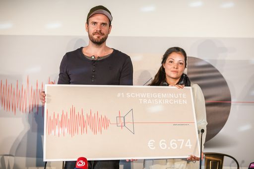 Vorschau Bild von Pressekonferenz „Schweigeminute (Traiskirchen)“
#1schweigeminute #1minuteofsilence www.schweigeminute.com
www.raoulhaspel.com