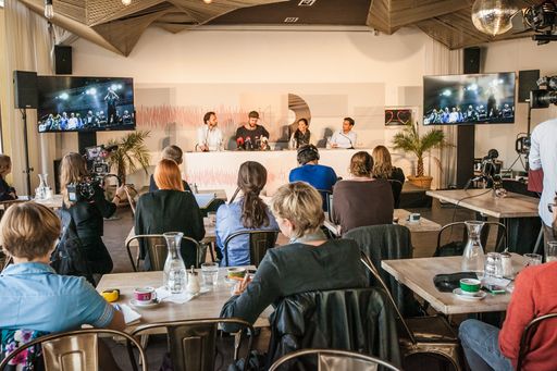 Vorschau Bild von Pressekonferenz „Schweigeminute (Traiskirchen)“
#1schweigeminute #1minuteofsilence www.schweigeminute.com
www.raoulhaspel.com