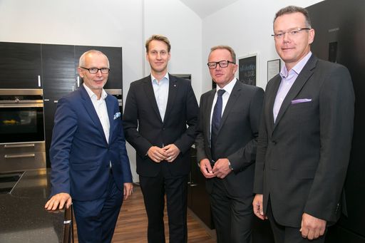 Vorschau Bild von http://www.apa-fotoservice.at/galerie/7006 Im Bild
vlnr.: Manfred Müllner (GF-Stellvertreter FEEI), Markus Monjau
(Director Consumer Electronics LG Electronics Ö), Alfred Janovsky
(GF Electrolux, Branchensprecher Forum Hausgeräte), Peter Pollak (GF
Dyson Austria, Branchensprecher Forum Elektro-Kleingeräte)