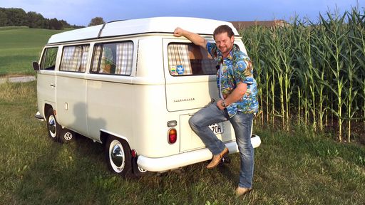 Vorschau Bild von Gebrauchtwagen-Experte Det Müller verleiht in der
aktuellen Folge zum ersten Mal die Goldene Auto-Meise. Unter der
neuen Preis-Kategorie wird der Erfindergeist von besonders kreativen
Schraubern, Sammlern, Tüftlern oder Tunern ausgezeichnet. (Foto: Det
und ein T2 der 1. Serie)