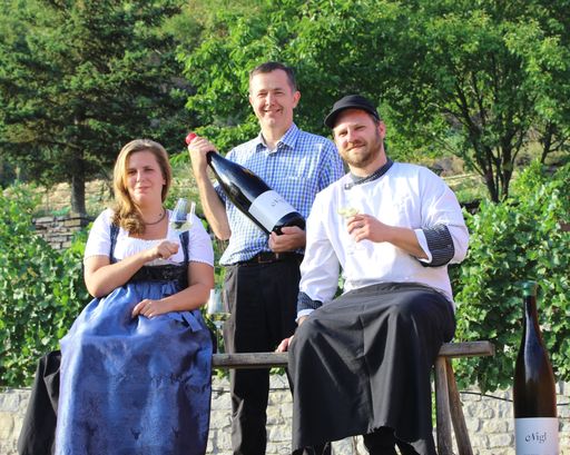 Martin Nigl, Top-Winzer im Kremstal und Hausherr
im Weinhaus Nigl mit Anna Wallisch als Restaurantleiterin und Thomas
Lück als Küchenchef für sein Restaurant und Hotel.