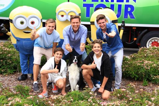 Vorschau Bild von Robert Steiner versammelt beim großen NIVEA
Famlienfest Abschlussfest den österreichischen Künstler-Nachwuchs um
sich: Letzte Reihe: - Die Minions (Kevin, Stuart + Bob) Mitte: -
Supertalent Lukas (sein Border Collie Falco sitzt in der ersten
Reihe) mit Tourleiter und Moderator Robert Steiner Vorne: - Pop-Duo
iBros. (Aeneas und Timmi)