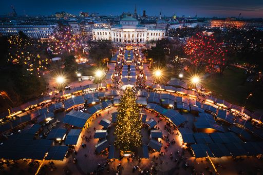  Der Wiener Adventzauber von oben: Im liebevoll
geschmückten Rathauspark wartet so manche Überraschung auf die
kleinen und großen Besucher/innen: die farbenfroh gestaltete Bäume
machen besonders die Abendstimmung atmosphärisch – und für die
kleinen Gäste gibt es ganz besonders viel zu entdecken: Ponyreiten,
das Nostalgie-Ringelspiel oder der Christkindl-Express gehören zu
jeder richtigen Christkindlmarkt-Tour.
