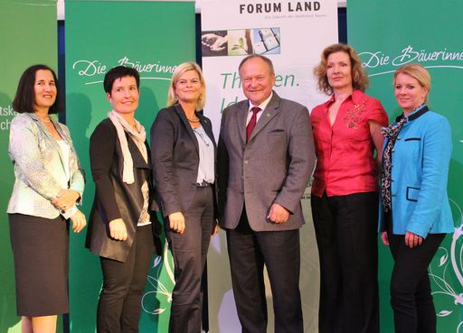 (v.l.n.r.) MR Dr. Gabriela Habermayer, Moderatorin Maria Winter
(Forum Land), Bauernbunddirektorin Klaudia Tanner, LK-Präsident
Hermann Schultes, Mag. Susanne Schrott (WKO), Landesbäuerin Irene
Neumann-Hartberger