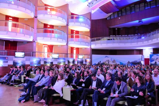 Vorschau Bild von theALPS 2015 stand vor der Rekordkulisse mit 400
teilnehmenden Experten aus über 20 Nationen im Zeichen des
Leitthemas "Alpiner Bike-Tourismus".