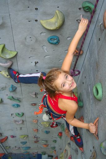  Kinderklettern bereits ab 4 Jahre,
ÖTK-Kletterhalle in der Bäckerstraße 16, www.kletterhalle.at