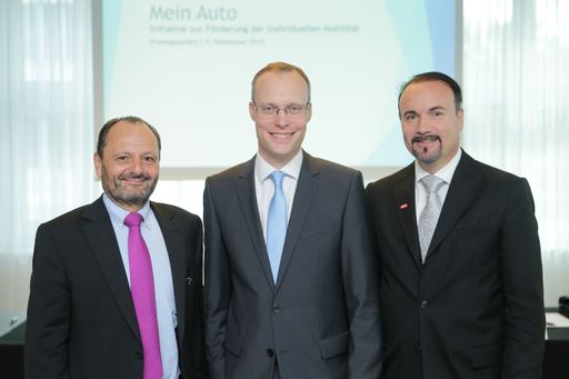 http://www.apa-fotoservice.at/galerie/7029 Im Bild
v.l.n.r.: Dr. Alexander Biach (Finanzreferent von „Mein Auto“ &
Direktor des Wirtschaftsbund Wien), KommR Burkhard Ernst (Obmann von
„Mein Auto“ & Bundesgremialobmann des Fahrzeughandels), Mag. Gerald
Kumnig (Generalsekretär des ARBÖ).