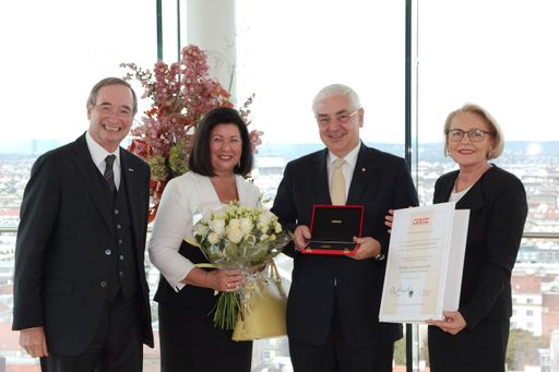 Verleihung der Goldenen Ehrenmedaille der
Wirtschaftskammer Österreich: WKÖ-Präsident Christoph Leitl,
Charlotte Rothensteiner, Walter Rothensteiner und
WKÖ-Generalsekretärin Anna Maria Hochhauser