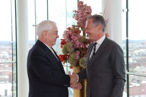 Vorschau Bild von Andreas Treichl (rechts) folgt Walter Rothensteiner
als Obmann der Bundessparte Bank und Versicherung in der WKÖ.