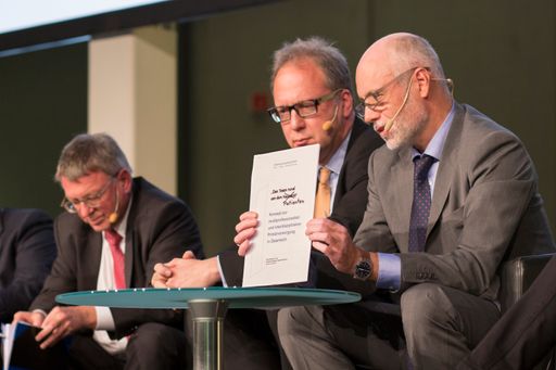  Bachinger zeigt den korrigierten Titel des Konzepts
"Das Team rund um den Patienten" (urspr. Hausarzt)