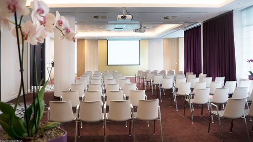 Vorschau Bild von Mit 600 nooi Reihenstühlen ausgestattet: Das neue
Radisson Blu Tagungszentrum in Brüssel.