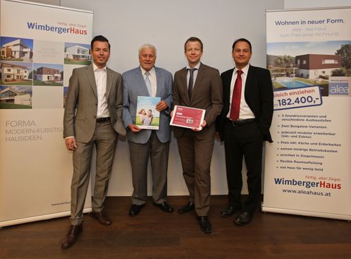 http://www.apa-fotoservice.at/galerie/6973 Linz -
Zukunft Einfamilienhaus: Der volkswirtschaftliche Nutzen des
privaten Wohnbaus und die zentralen Faktoren für Häuslbauer in
Oberösterreich. Der Einfamilienhausbau ist ein bedeutender
Wirtschaftsfaktor für die regionale Wertschöpfungs- und
Beschäftigungskette. Damit die Leistbarkeit und Umsetzbarkeit des
privaten Wohnbaus für oberösterreichischen Familien auch zukünftig
gegeben sind, besteht Handlungsbedarf bei Politik und öffentlicher
Hand. Basierend auf zwei aktuellen Untersuchungen erläuterten Prof.
Dr. Schneider von der JKU Linz und DDr. Paul Eiselsberg von IMAS
International die volkswirtschaftliche Wertschöpfung des
Einfamilienhausbaus, sowie die Hemmnisse und Verhinderungsgründe
beim Hausbau.