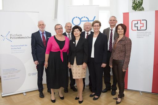 http://www.apa-fotoservice.at/galerie/6939 Im Bild
v.l.n.r.: Dr. Gerald Bachinger (Sprecher der ARGE der
Patientenanwälte Österreichs), Dr. Sabine Oberhauser
(Bundesministerin für Gesundheit), Mag. Hanns Kratzer (PERI
Consulting GmbH), DGKS Ursula Frohner (Präsidentin des ÖGKV), Dr.
Artur Wechselberger (Präsident der ÖÄK), Dr. Brigitte Ettl
(Präsidentin der Plattform Patientensicherheit), Dr. Franz
Allerberger (Vorstandsmitglied der ÖGHMP), Mag. Gabriele Jaksch
(Präsidentin MTD-Austria)