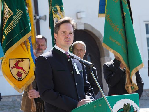 Vorschau Bild von BILD zu OTS0050 - Weinbaupräsident Johannes Schmuckenschlager bei
seiner Ansprache.