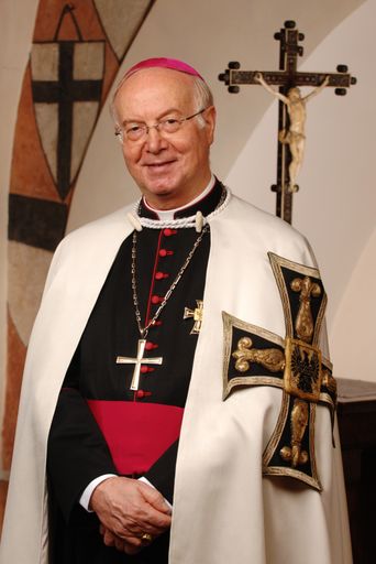 Portrait vom 65. Hochmeister Abt Dr. Bruno Platter,
der als Generaloberer der oberste Leiter des Deutschen Ordens ist.