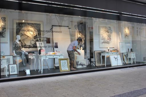 Vorschau Bild von Tom Venning malt, Auslage Gerngross, Mariahilferstraße