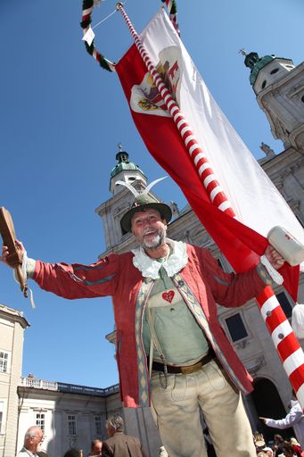  Der Salzburger Hanswurst wird auch in diesem
Jahr bei der Eröffnung diesmal am 23. September 2015 die Marktfahne
am Domplatz hissen.