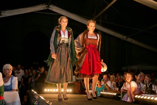 Vorschau Bild von Im Brauchtumszelt am Domplatz gibt es dieses
Jahr am 25. September um 18.30 Uhr neben traditionellen Tänzen eine
große Trachtenmodeschau.