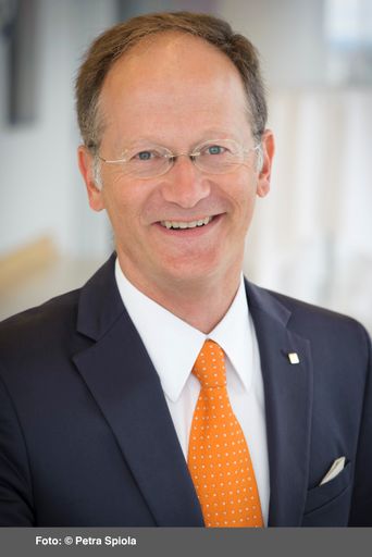 Mag. Hermann Fried mit Wirkung vom 1. Jänner 2016
zum Mitglied des Vorstandes der Wiener Städtischen Versicherung
bestellt.