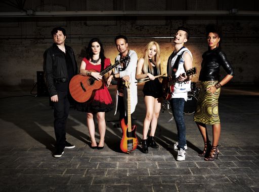  Global Rockstar United Artists: von links nach
rechts: Murray Yates ( Kanada), Katie Thompson ( Neuseeland),
Christian Rabb ( Schweden), A Yeon ( Südkorea), Jhanniel (
Argentinien), Syssi Mananga( Congo)