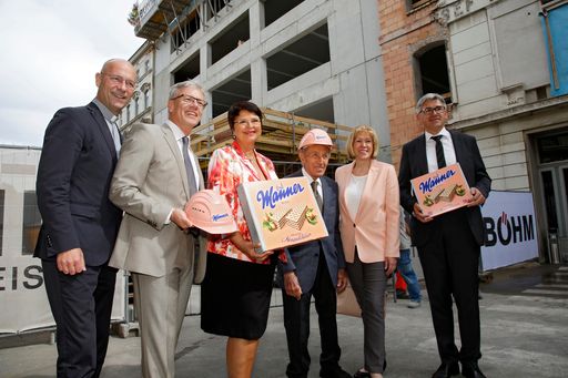 Vorschau Bild von V.l.n.r: Dompfarrer Toni Faber, Manner Vorstand Mag. Albin Hahn
(Finanzen & Personal), Wirtschafts- und Finanzstadträtin
Vizebürgermeisterin Mag. Renate Brauner, Dr Carl Manner
(Aufsichtsratspräsident und Enkel des Firmengründers),
Bezirksvorsteherin Dr. Ilse Pfeffer und Manner Vorstand Thomas
Gratzer (Technik & Produktion)