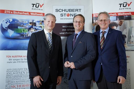http://www.apa-fotoservice.at/galerie/7039 Markus
Hengstschläger, Genetiker und Vorstand des Instituts für
Medizinische Genetik an der MedUni Wien, präsentierte in der Reihe
"TÜV AUSTRIA Forum" das Prinzip der "Flexicurity" als universell
einsetbare Philosophie: Im Bild v.l.n.r. Dr. Stefan Haas
(Vorstandsvorsitzender TÜV AUSTRIA), Markus Hengstschläger
(Genetiker) und Thomas Schubert (Steinmetzmeister, Geschäftsführer
Schubert Stone GmbH)