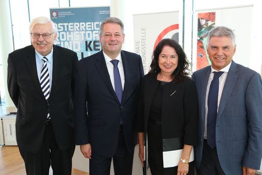 http://www.apa-fotoservice.at/galerie/7067 Im Bild
vlnr: KR Ing. Wolfgang Krejcik (Vorsitzender des Aufsichtsrates der
EAK), DI Andrä Rupprechter (Bundesminister für Land-, Forst-, Umwelt
und Wasserwirtschaft), Mag. Elisabeth Giehser (Geschäftsführerin
EAK, Elektroaltgeräte Koordinierungsstelle), Ing. Josef Moser
(Bundesobmann der ARGE Österr. Abfallwirtschaftsverbände).