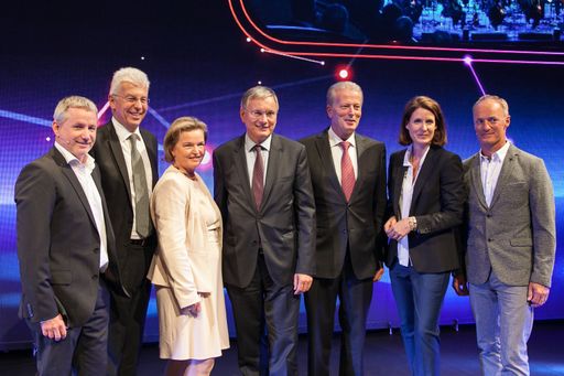  Rund 700 TeilnehmerInnen kamen zum FFG FORUM 2015,
um sich mit Spitzenrepräsentanten aus Wissenschaft, Forschung,
Wirtschaft und Verwaltung über Forschungspolitik und
Wettbewerbsfähigkeit auszutauschen. Im Bild (v.l.n.r.):
Segel-Olympiasieger Roman Hagara, FFG-Geschäftsführer Klaus Pseiner,
FFG-Aufsichtsratsvorsitzende Gertrude Tumpel-Gugerell,
Bundesminister für Verkehr, Innovation und Technologie Alois Stöger,
Vizekanzler Bundesminister für Wissenschaft, Forschung und
Wirtschaft Reinhold Mitterlehner, Segel-Olympiasieger Hans-Peter
Steinacher
