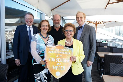 http://www.apa-fotoservice.at/galerie/7060 Experten
empfehlen die rechtzeitige Vorsorge vor der kalten Jahreszeit. Im
Bild v.l.n.r.: Mag. Dr. Christian Müller-Uri, Präsident des
Österreichischen Apothekerverbandes und Vize-Präsident der
Österreichischen Apothekerkammer, Univ. Prof. Dr.med. Ursula Kunze
(Institut für Sozialmedizin, Medizinische Universität Wien), Univ.
Prof. Dr. Herwig Kollaritsch, MD, DTM (Institut für Spezifische
Prophylaxe und Tropenmedizin, Zentrum für Pathophysiologie,
Infektiologie und Immunologie Medizinische Universität Wien), Mag.
Dr. Christiane Körner (Präsidentin des Vereins zur Förderung der
Impfaufklärung), Univ. Prof. Prim. Dr. Wolfgang Popp
(Abteilungsvorstand des Zentrums für Lungenkrankheiten und
Langzeitbeatmung, PDO/SMZ-Ost)