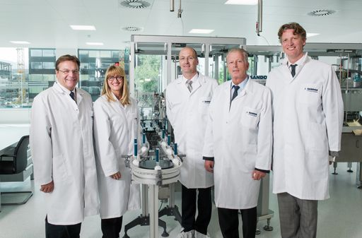 Bei der Führung durch das neue BioInject Gebäude in
Schaftenau konnten sich die Ehrengäste ein Bild von der modernen
Produktionsanlage machen.