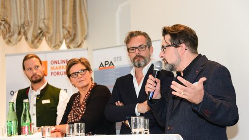 Vorschau Bild von http://www.apa-fotoservice.at/galerie/6986
Podiums-Diskussion zum Thema „Video Sells – Trends, Tipps und
Guidelines für erfolgreiches Videomarketing“ Im Bild v.l.n.r.:
Markus Renger (MMMMR Multi Media Marketing Markus Renger), Karin
Thiller (APA-OTS), Christian Rausch (Hutchison Drei Austria GmbH)
und Martin Wolfram (News on Video GmbH)