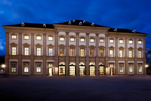  Nachtansicht der Südfassade des GARTENPALAIS