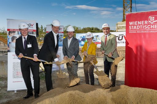 Spatenstich für die neue TÜV AUSTRIA Zentrale am
Campus 21. Bauherr ist die Wiener Städtische Versicherung.