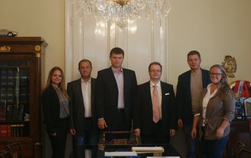 Vorschau Bild von Von links nach rechts: Yuliya Öztürk, (Aktzeugin, Rosinger Group)
, Sergey Fetisov (FECIT), Oleg Dudko (FECIT) , Gregor Rosinger
(Rosinger Group), Alexey Golub (FECIT), Stephanie Wolfschütz
(Aktzeugin, Rosinger Group)