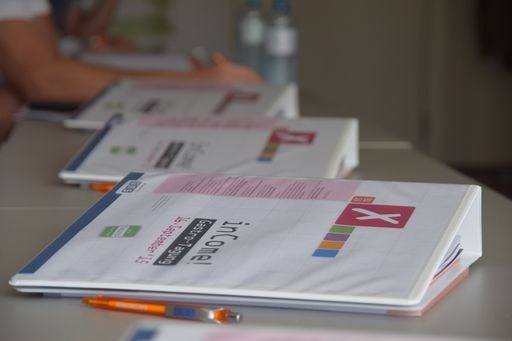 Vorschau Bild von Mappen gefüllt mit Informationen zu den
einzelnen Vorträgen stehen für die Besucher bereit.