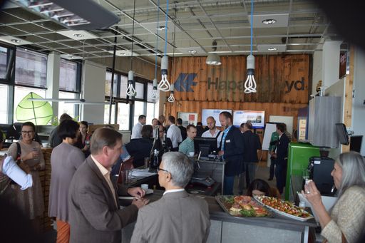 Vorschau Bild von BILD zu TP/OTS Die ersten Besucher treffen ein und stärken sich
bei einem Vital-Snack im GMS Büro - Schillerstraße 25, 5020
Salzburg.