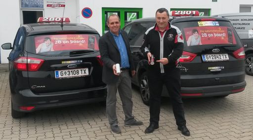 Taxi 2801 mit erfrischendem 2B-Getränk an Bord. Im Bild: DI
Günther Draxl, 2B- Vertriebsleiter und Herbert Schrey, Obmann von
TAXI2810