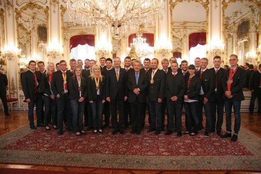  Das österreichische Team für WorldSkills 2015 mit
Bundespräsident Fischer und WKÖ-Präsident Leitl