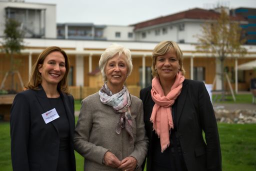 Geschäftsführerin der Malteser Kinderhilfe Natalie Lottersberger
und KR Hilde Umdasch, Vorsitzende des Vorstands der H. U.
Privatstiftung mit Landesrätin Mag. Barbara Schwarz (von links nach
rechts)