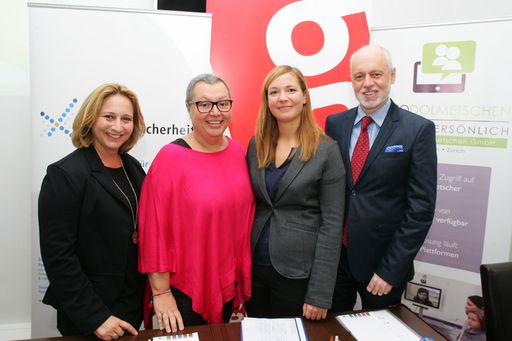 http://www.apa-fotoservice.at/galerie/7110 Im Bild
v.l.n.r.: Dr. Maria Kletecka-Pulker (Geschäftsführerin Plattform für
Patientensicherheit), Dr. Sabine Oberhauser (Bundesministerin für
Gesundheit), Mag. Cornelia Recheis (Projektkoordinatorin der
Plattform Patientensicherheit) und Dr. Gerald Bachinger (Sprecher
der Patientenanwälte)