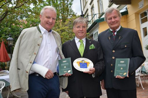 Im Bild v.l.n.r.: Dr. Florian Kreibich,
Schlosshotels & Herrenhäuser Präsident Max Eidlhuber, Hoteldirektor
und Eigentümer Peter Kreibich.
