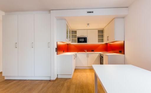 Vorschau Bild von Das Kernstück des Mitarbeiterhauses bildet neben den 70
Wohneinheiten der Multifunktions- und Kommunikationsraum mit Lobby,
Bibliothek, großer Schau- und Lernküche sowie integriertem
Schulungsraum.