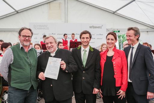 Vorschau Bild von DI Dieter Herz vom Vorstand der IG Passivhaus übergibt dem
Alpenresort Schwarz die Urkunde für das Teamhaus als zertifiziertes
Passivhaus.