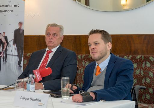  BM Rudolf Hundstorfer und Gregor Demblin
präsentierten die Ergebnisse des Career Moves Chancen-Barometer
2015.
