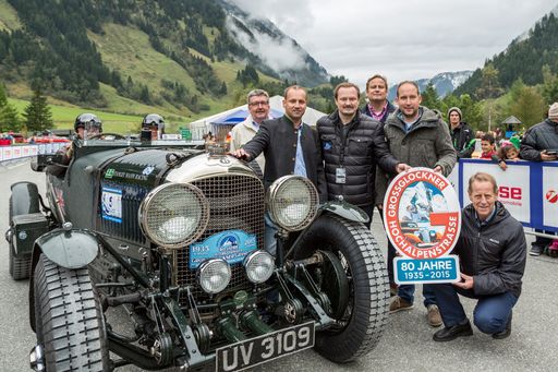  Grossglockner Grand Prix 2015_1 (v.l.n.r.:):
Eröffnung des heurigen Großglockner Grand Prix im Jubiläumjahr mit
Rudolf Hollaus (Obmann Tourist Information Großglockner-Zellersee),
Thomas Noel (technischer Direktor Großglockner Hochalpenstraßen AG),
Thorsten Weinelt (Leiter Wealt Management Deutschland
Hypovereinsbank – Unicredit Bank AG - Hauptsponsor), Marcus Herfort
(Klassik-Koordinator und Veranstalter), Hannes Schernthaner
(Bürgermeister Gemeinde Fusch an der Großglocknerstraße) und Josef
Schachner (Bürgermeister Gemeinde Heiligenblut am Großglockner).