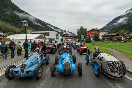 Vorschau Bild von Abfahrt der 115 Teilnehmer vom Fahrerlager Fusch
an der Großglocknerstraße nach Ferleiten zum Start.