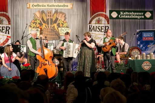 Renate Maier, "Bayerns Gstanzlmeisterin", wird auch
beim Gstanzlsingen 2016 wieder für Stimmung sorgen.